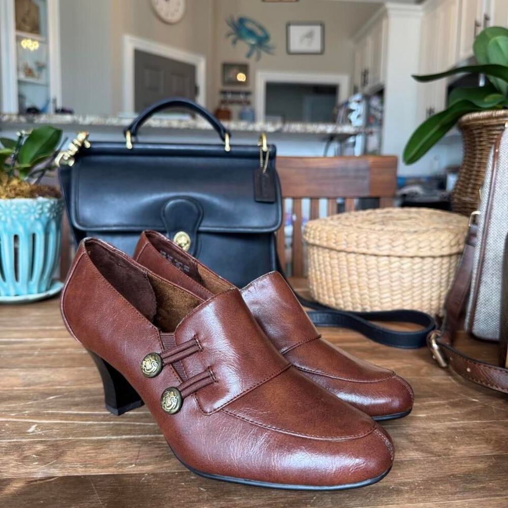 Vintage LifeStride "Olive Too" Brown Button
Professor Pumps